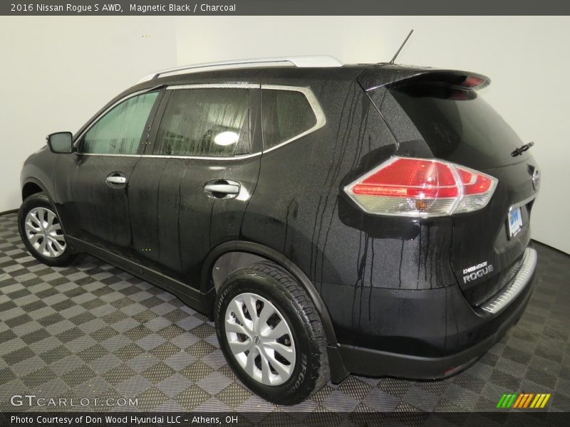 Magnetic Black / Charcoal 2016 Nissan Rogue S AWD