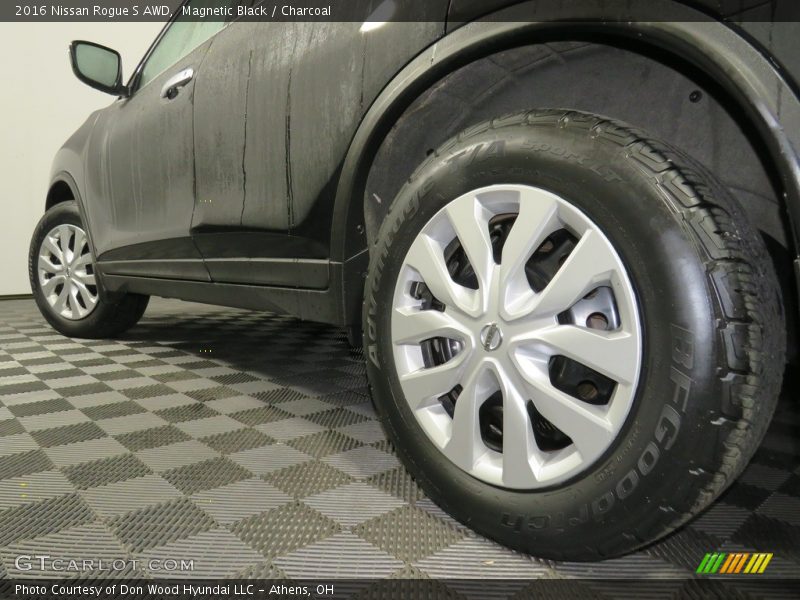 Magnetic Black / Charcoal 2016 Nissan Rogue S AWD