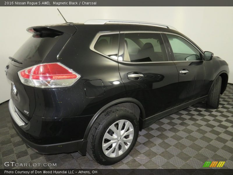 Magnetic Black / Charcoal 2016 Nissan Rogue S AWD