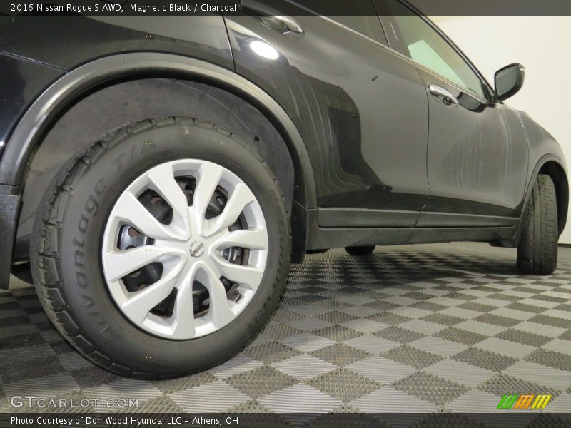 Magnetic Black / Charcoal 2016 Nissan Rogue S AWD