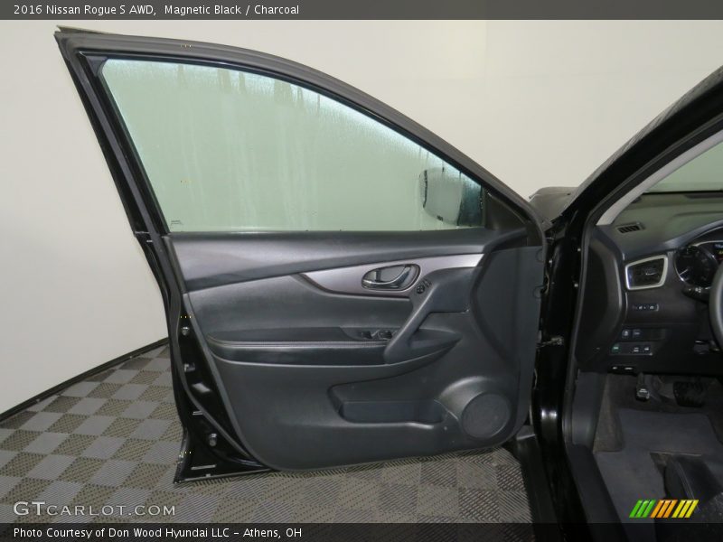 Magnetic Black / Charcoal 2016 Nissan Rogue S AWD
