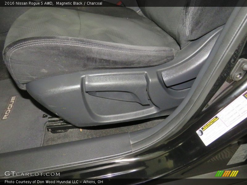 Magnetic Black / Charcoal 2016 Nissan Rogue S AWD