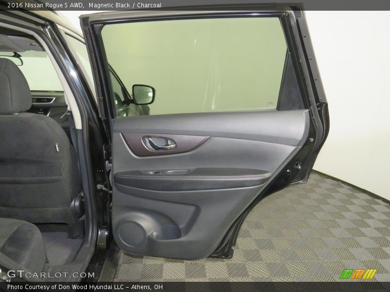 Magnetic Black / Charcoal 2016 Nissan Rogue S AWD