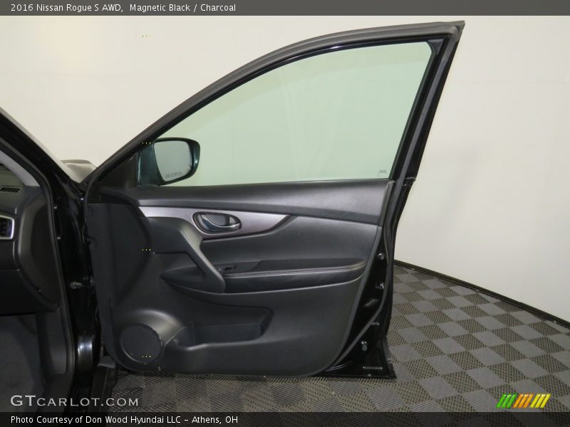 Magnetic Black / Charcoal 2016 Nissan Rogue S AWD