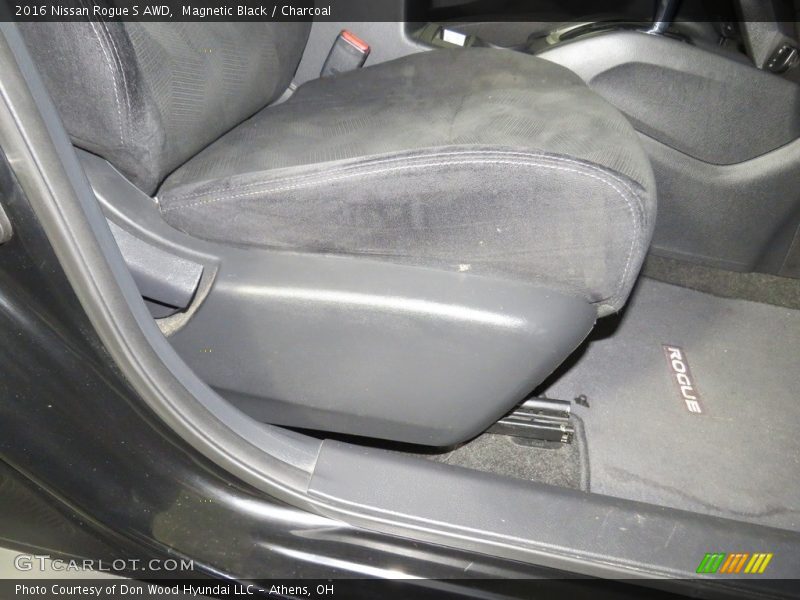 Magnetic Black / Charcoal 2016 Nissan Rogue S AWD