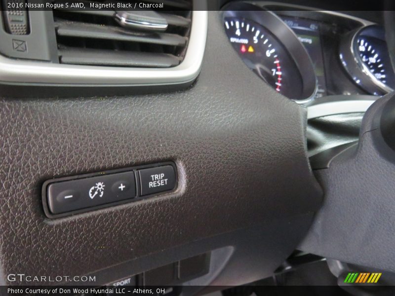 Magnetic Black / Charcoal 2016 Nissan Rogue S AWD