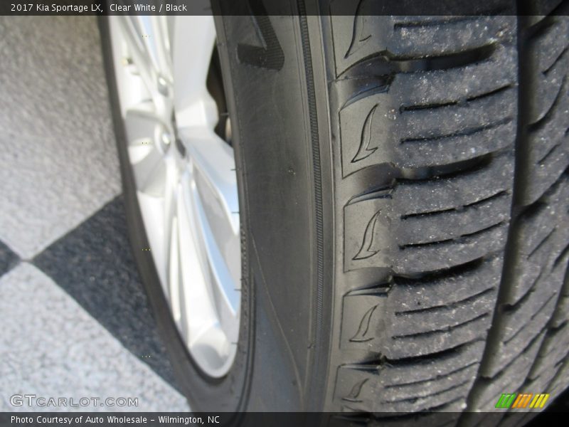 Clear White / Black 2017 Kia Sportage LX