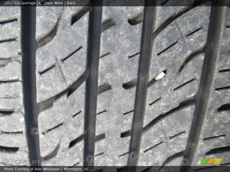 Clear White / Black 2017 Kia Sportage LX