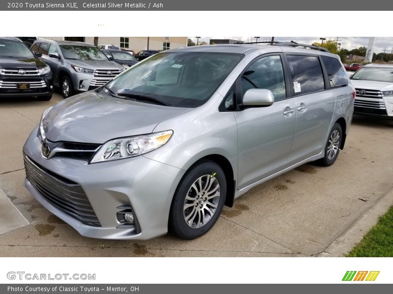 Front 3/4 View of 2020 Sienna XLE