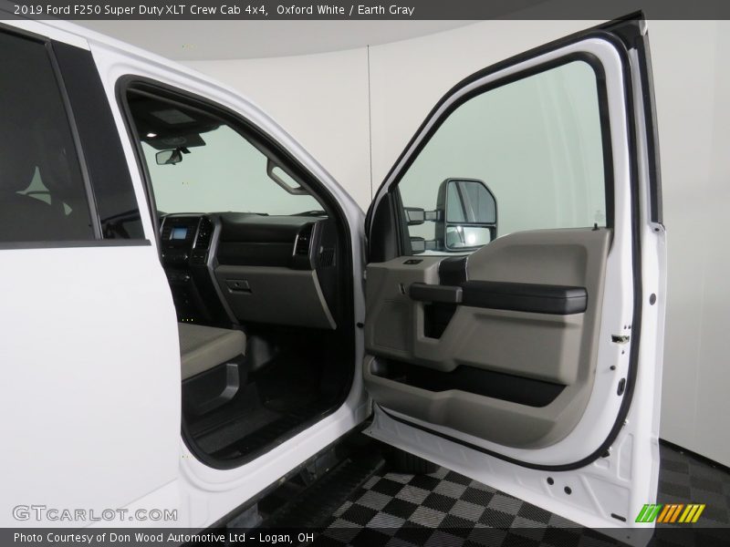 Oxford White / Earth Gray 2019 Ford F250 Super Duty XLT Crew Cab 4x4