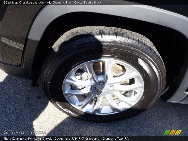 Diamond Black Crystal Pearl / Black 2019 Jeep Cherokee Latitude 4x4