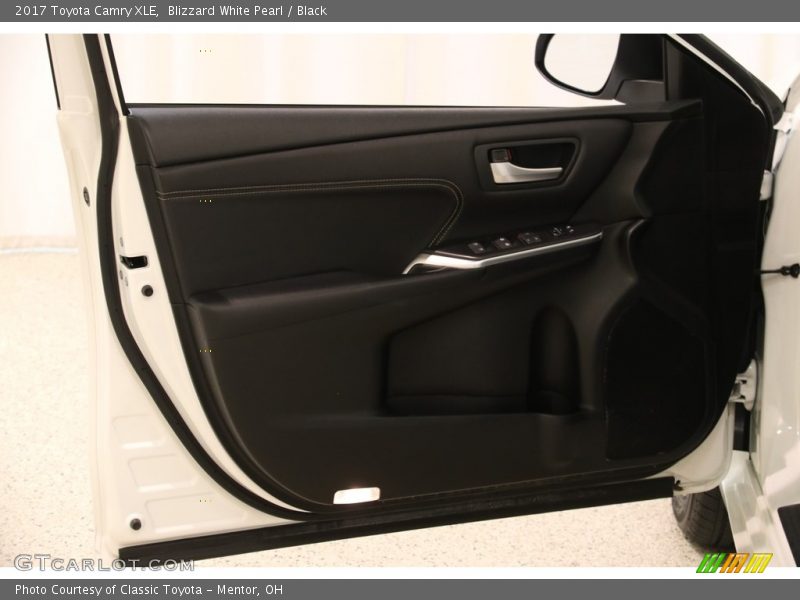 Blizzard White Pearl / Black 2017 Toyota Camry XLE