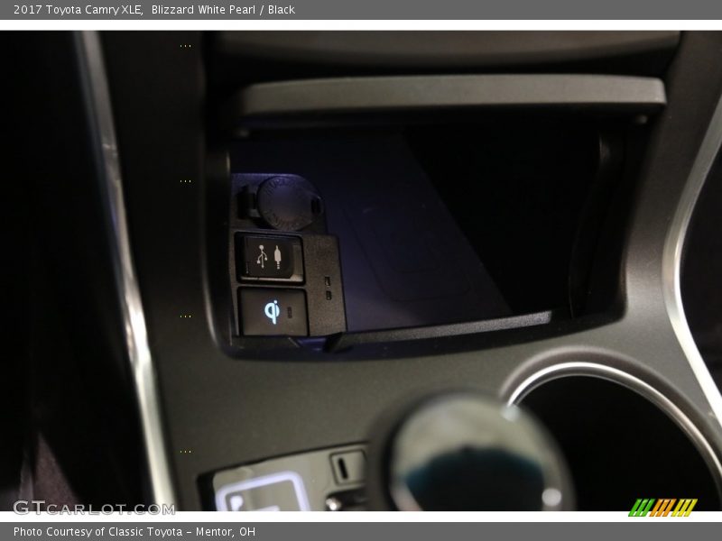 Blizzard White Pearl / Black 2017 Toyota Camry XLE