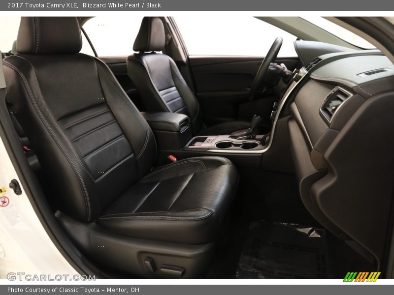Blizzard White Pearl / Black 2017 Toyota Camry XLE