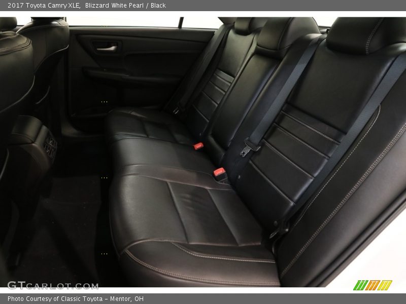 Blizzard White Pearl / Black 2017 Toyota Camry XLE