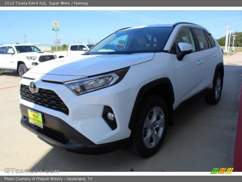 Super White / Nutmeg 2019 Toyota RAV4 XLE