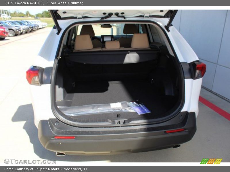 Super White / Nutmeg 2019 Toyota RAV4 XLE