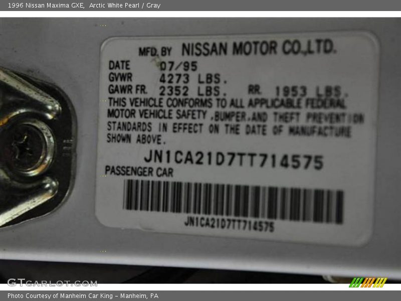 Arctic White Pearl / Gray 1996 Nissan Maxima GXE