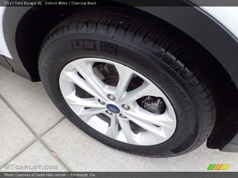 Oxford White / Charcoal Black 2017 Ford Escape SE