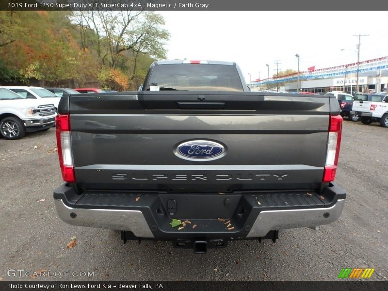Magnetic / Earth Gray 2019 Ford F250 Super Duty XLT SuperCab 4x4
