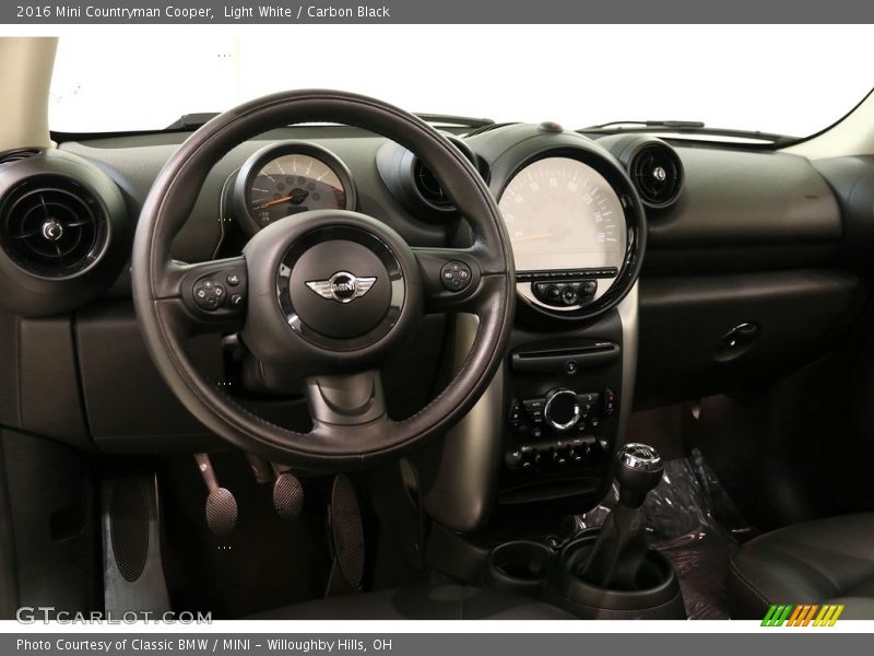 Light White / Carbon Black 2016 Mini Countryman Cooper