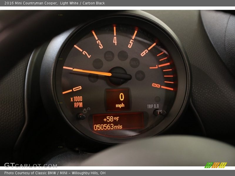 Light White / Carbon Black 2016 Mini Countryman Cooper