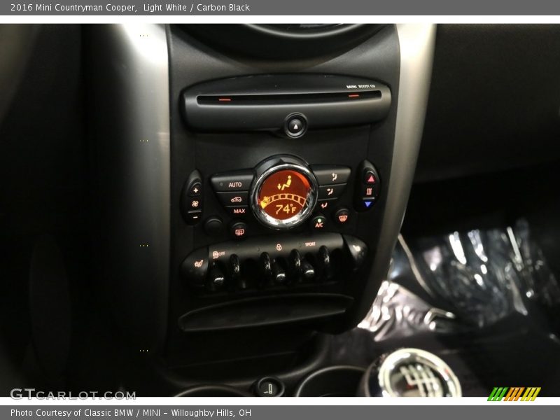 Light White / Carbon Black 2016 Mini Countryman Cooper