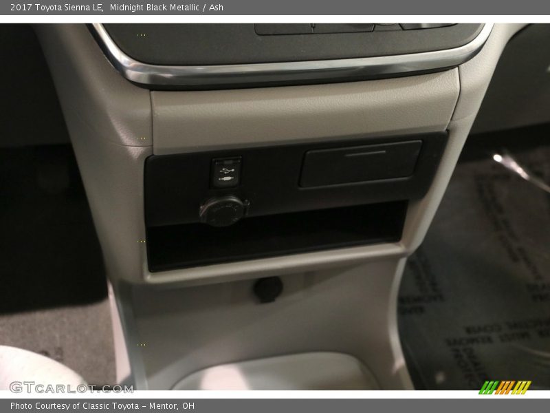 Midnight Black Metallic / Ash 2017 Toyota Sienna LE