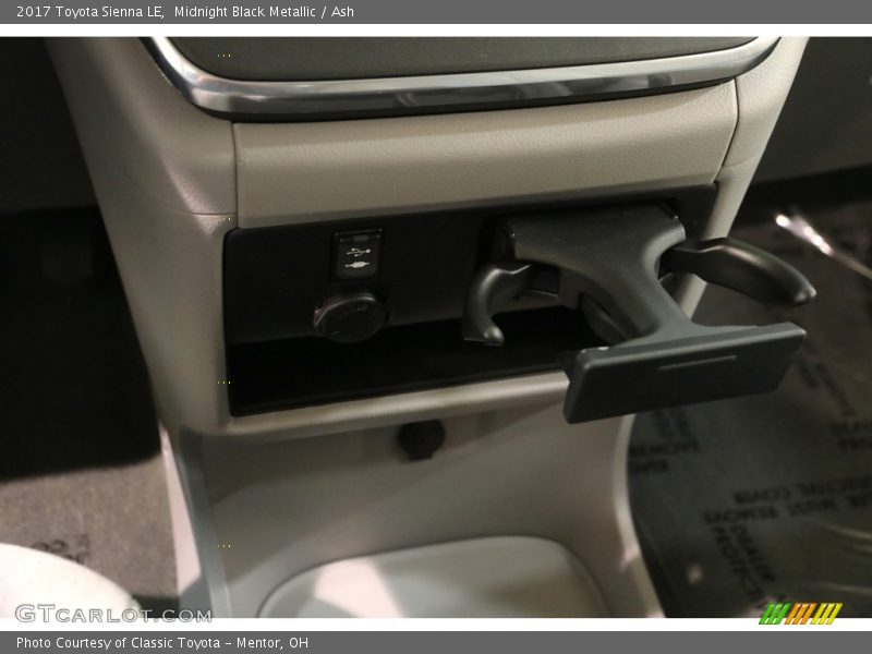 Midnight Black Metallic / Ash 2017 Toyota Sienna LE