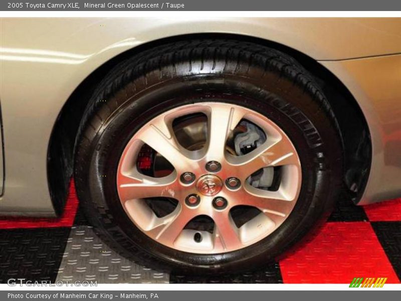 Mineral Green Opalescent / Taupe 2005 Toyota Camry XLE