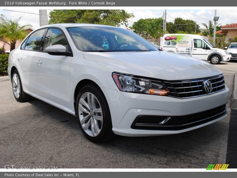 Pure White / Cornsilk Beige 2019 Volkswagen Passat Wolfsburg