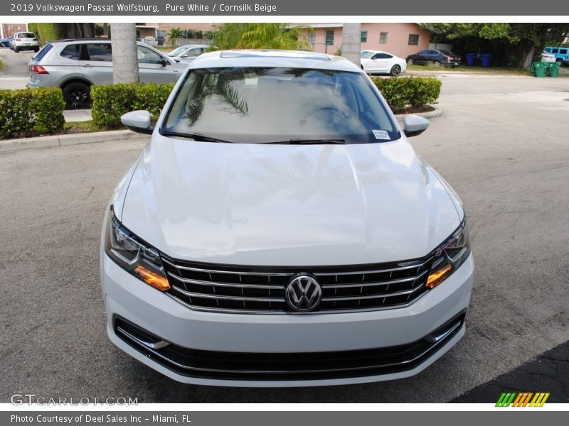 Pure White / Cornsilk Beige 2019 Volkswagen Passat Wolfsburg
