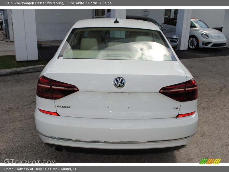 Pure White / Cornsilk Beige 2019 Volkswagen Passat Wolfsburg