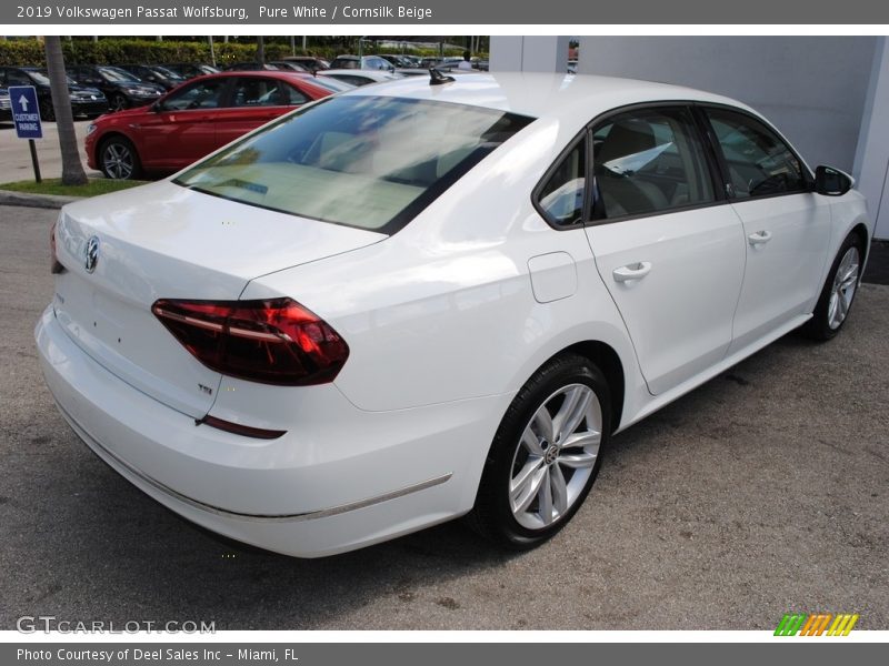 Pure White / Cornsilk Beige 2019 Volkswagen Passat Wolfsburg