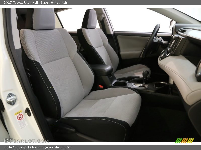 Super White / Ash 2017 Toyota RAV4 XLE
