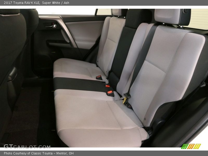 Super White / Ash 2017 Toyota RAV4 XLE