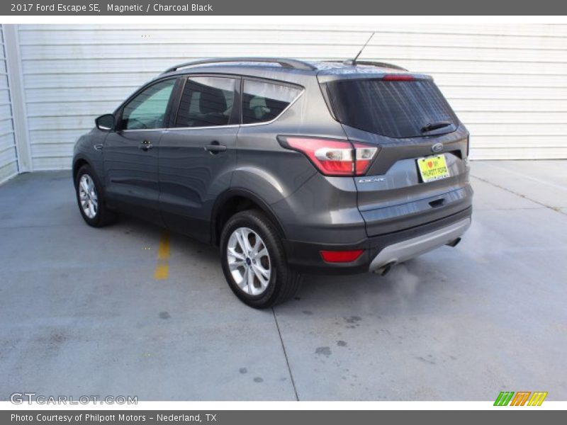 Magnetic / Charcoal Black 2017 Ford Escape SE