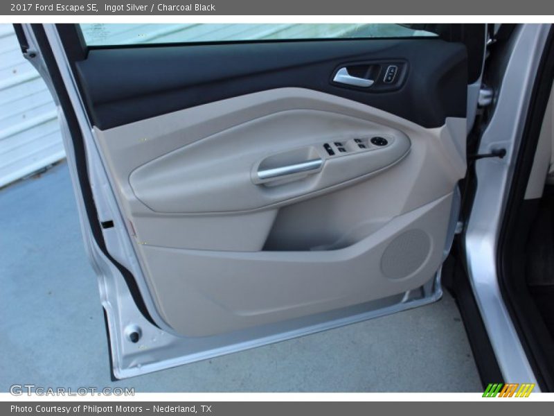 Ingot Silver / Charcoal Black 2017 Ford Escape SE