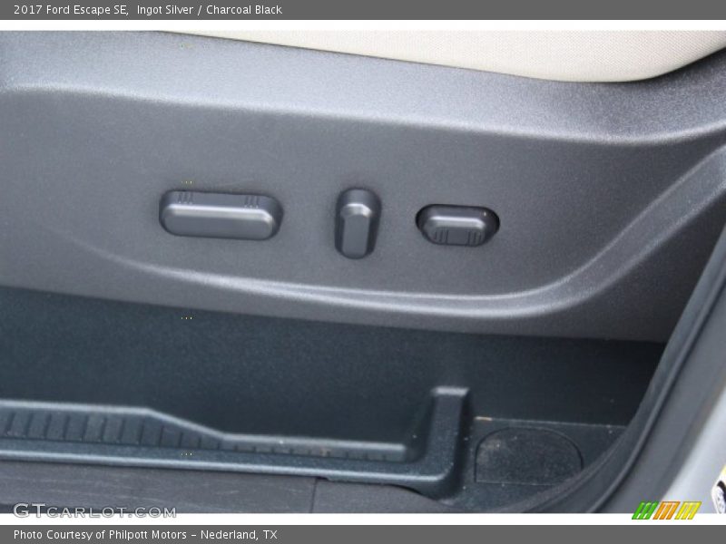 Ingot Silver / Charcoal Black 2017 Ford Escape SE