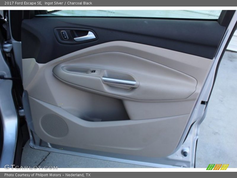 Ingot Silver / Charcoal Black 2017 Ford Escape SE