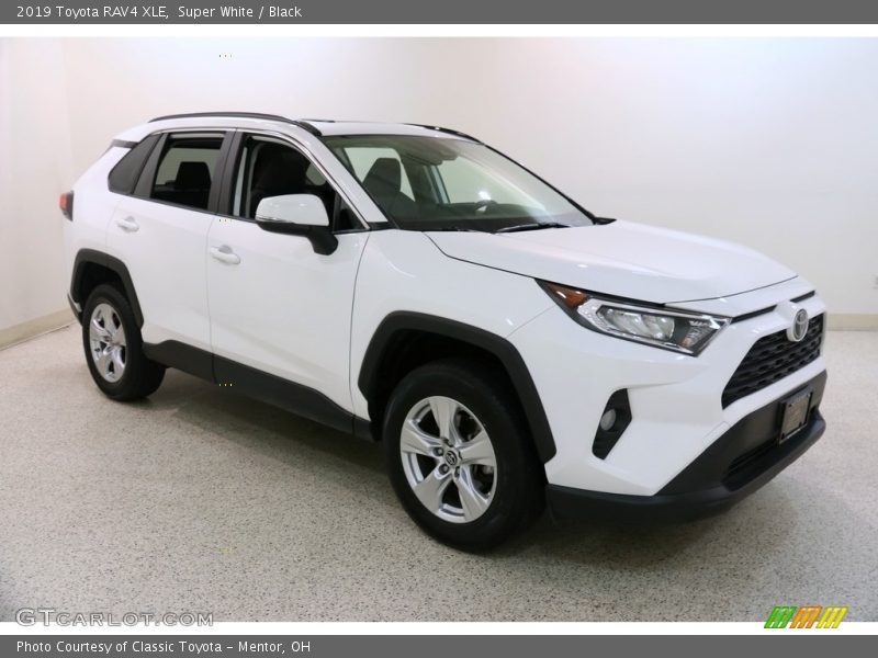 Super White / Black 2019 Toyota RAV4 XLE