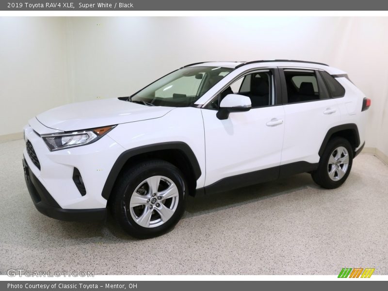 Super White / Black 2019 Toyota RAV4 XLE