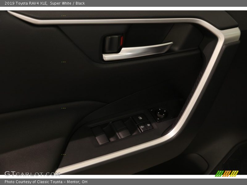 Super White / Black 2019 Toyota RAV4 XLE