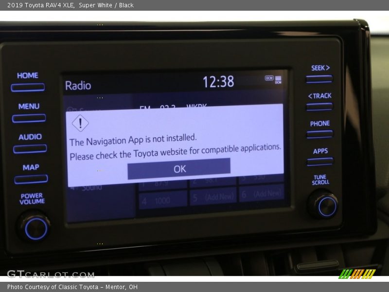 Super White / Black 2019 Toyota RAV4 XLE