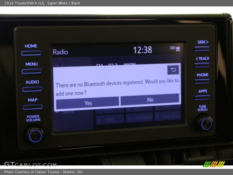 Super White / Black 2019 Toyota RAV4 XLE