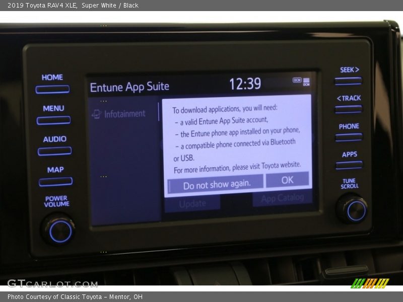 Super White / Black 2019 Toyota RAV4 XLE