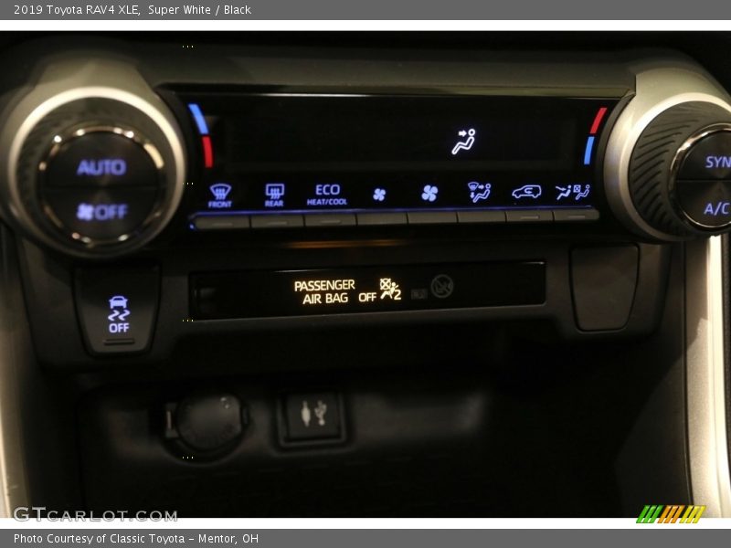 Super White / Black 2019 Toyota RAV4 XLE