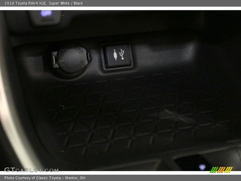 Super White / Black 2019 Toyota RAV4 XLE