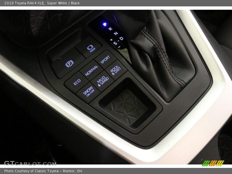 Super White / Black 2019 Toyota RAV4 XLE