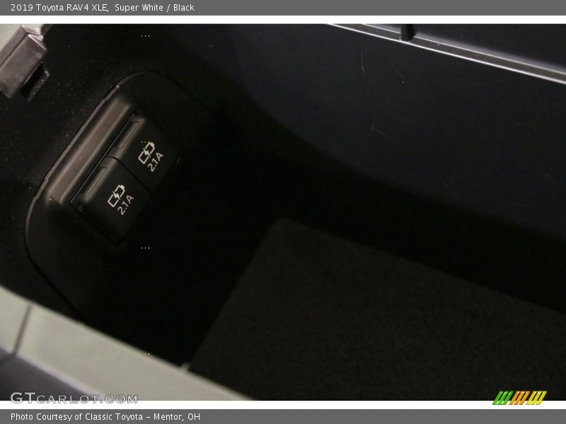 Super White / Black 2019 Toyota RAV4 XLE